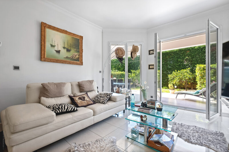 Twéékamerappartement direct aan het strand in Cannes.