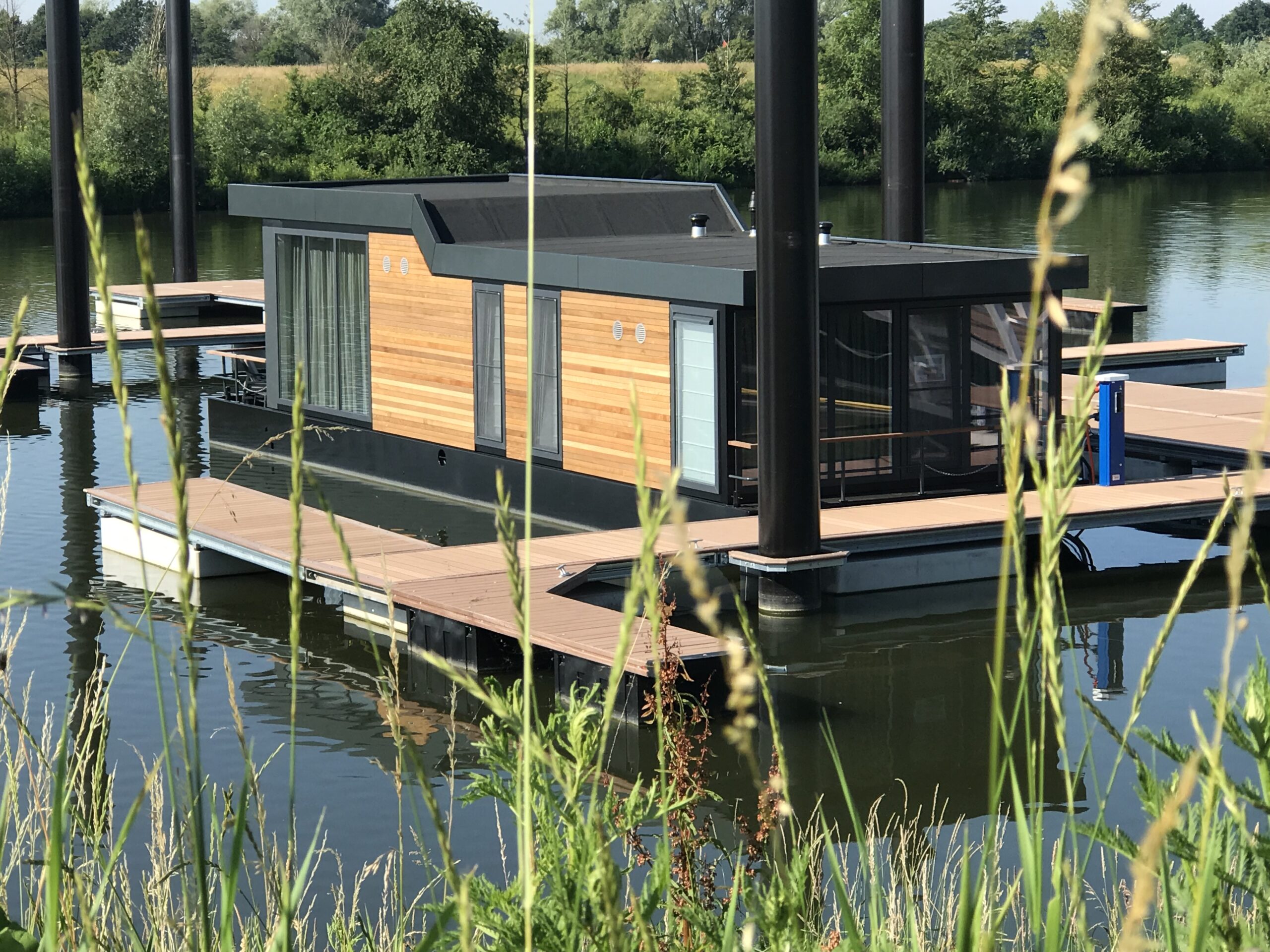 Luxe houseboat incl. ligplaats in Limburgse Ohé en Laak.