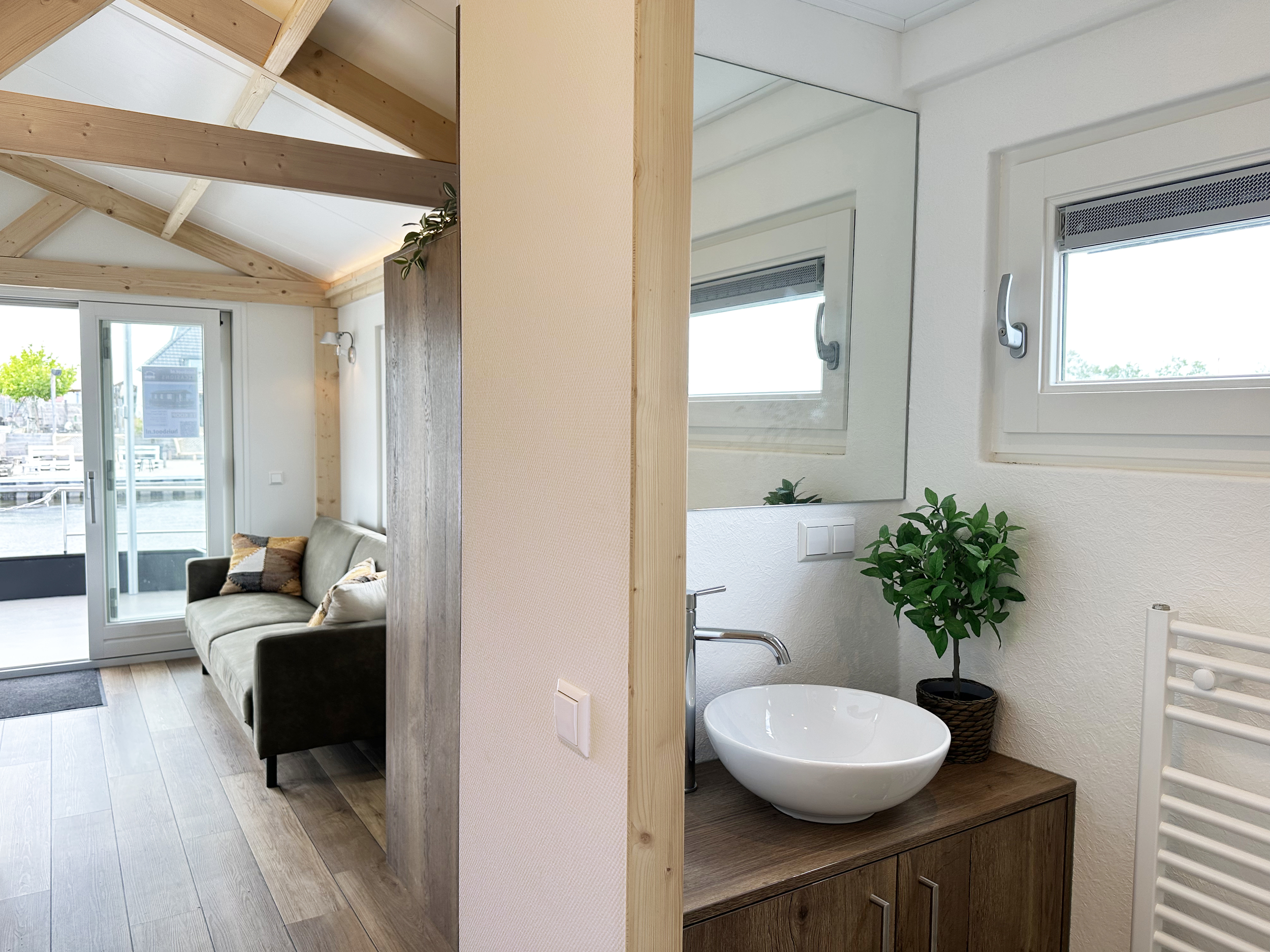 MO1250 demo-Houseboat beschikbaar in Amsterdam-Zuid.